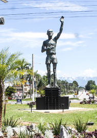 Estátua do João do Pulo em Pindamonhangaba